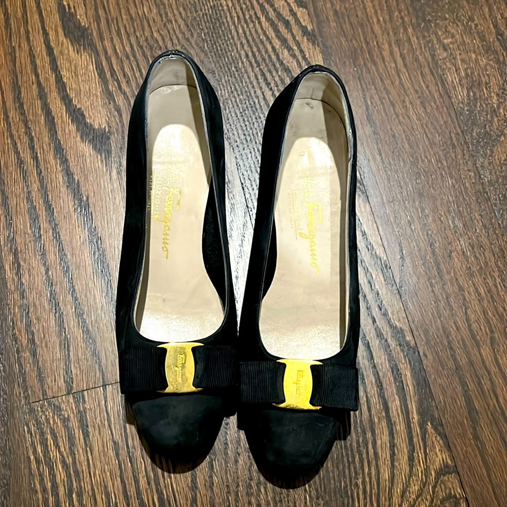Ferragamo vintage Vara pumps in black suede